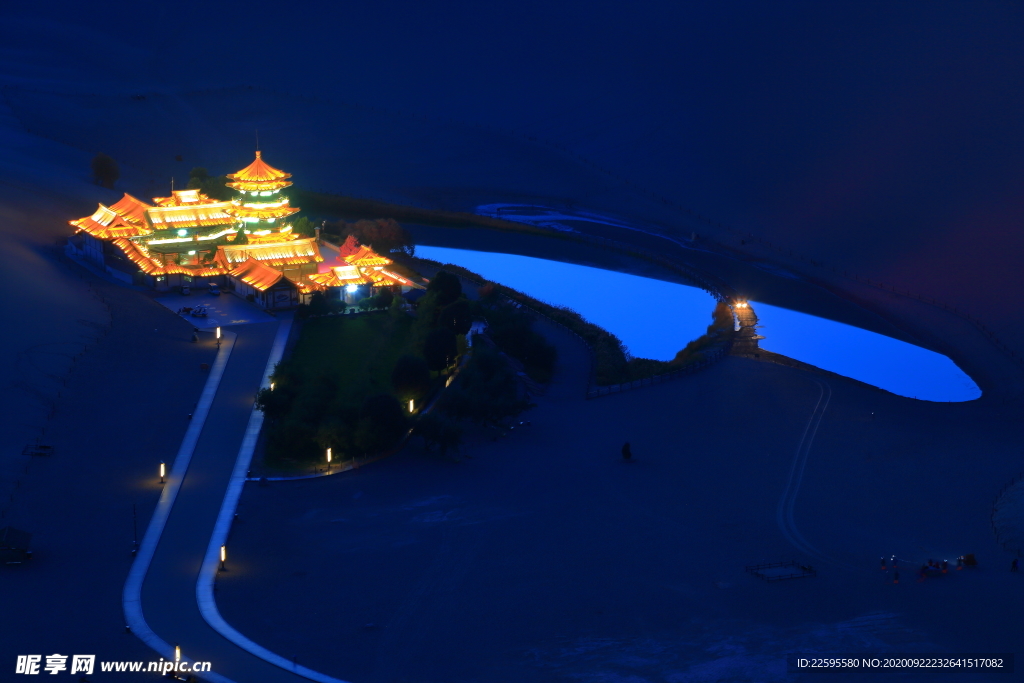 鸣沙山月牙泉夜景