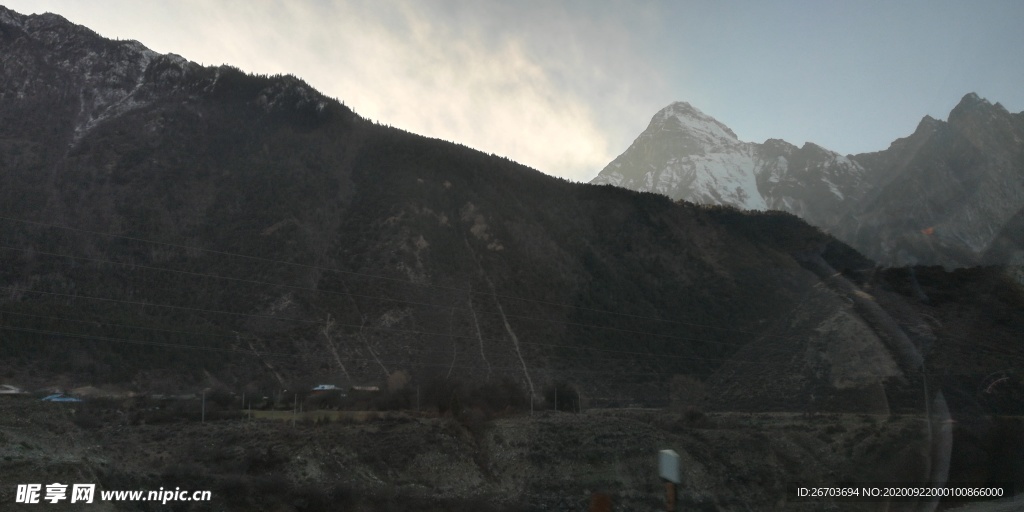 日落雪山