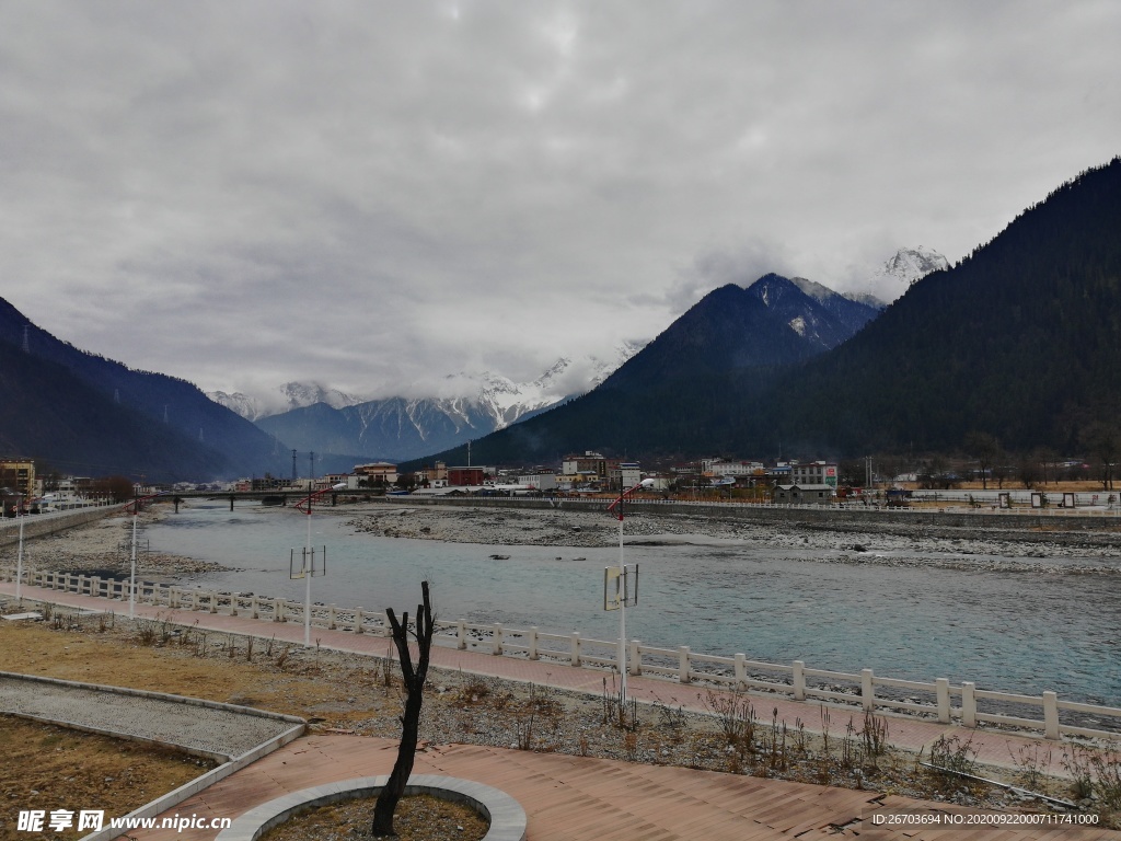 大山河流山村风景