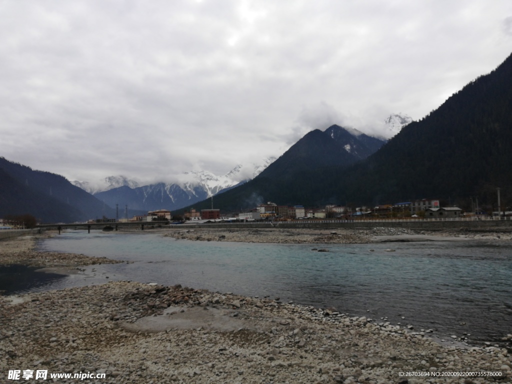 雪山河流风光