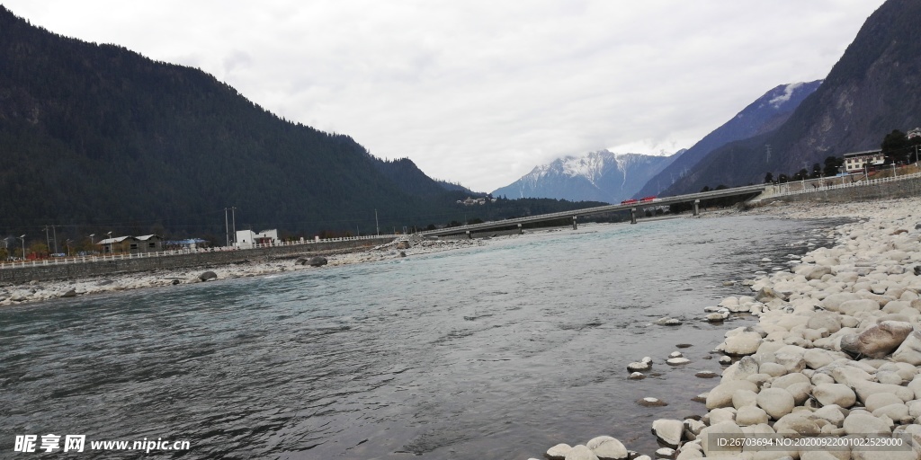 高山河流风光