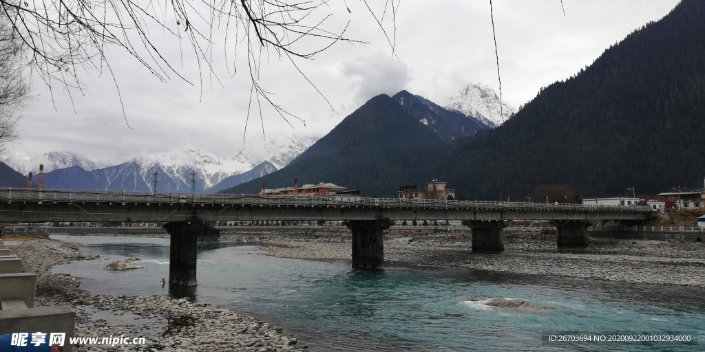 高山雪山河流大桥风景