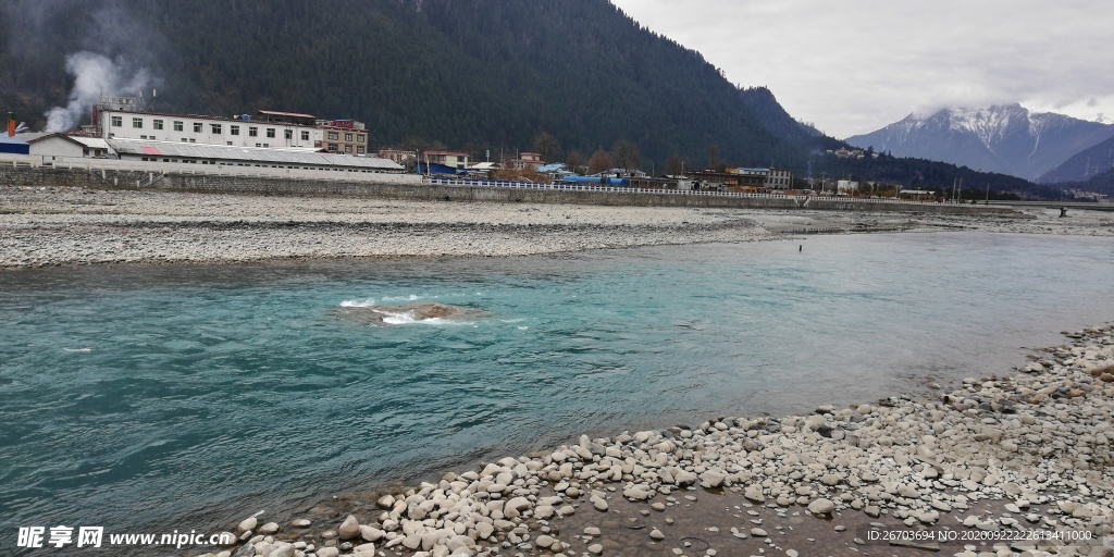 高山山村河流风景