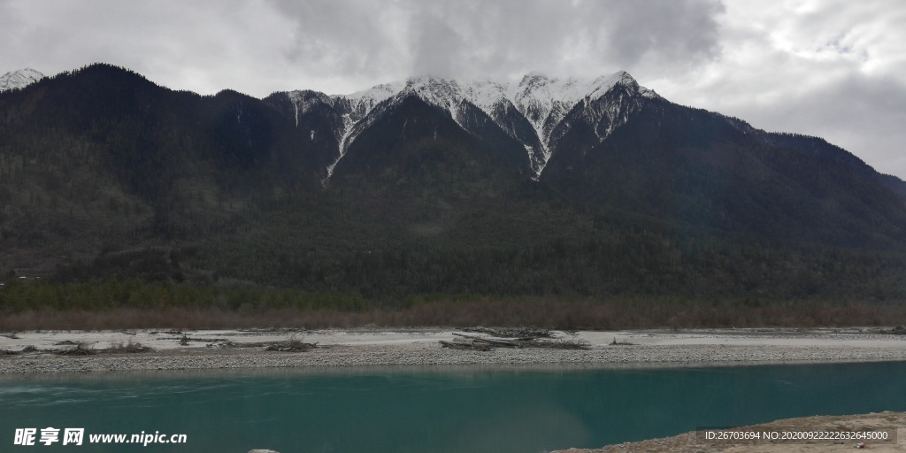 雪山河流风景