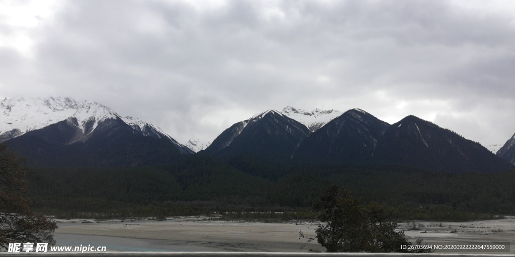 雪山河谷风光