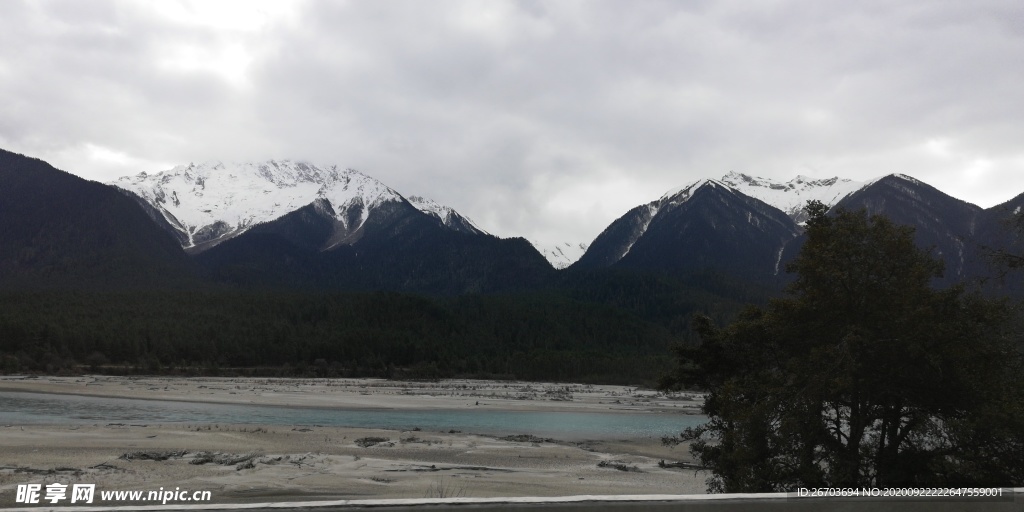 雪山河谷风景