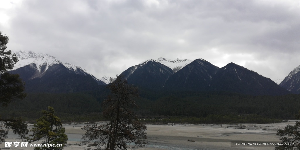 高山河流风景