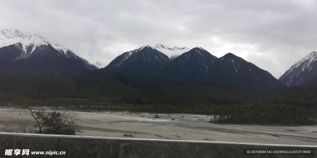 雪山峡谷风光