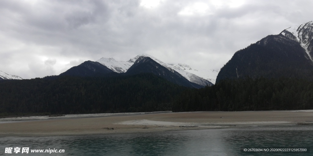 高山雪峰小河风光