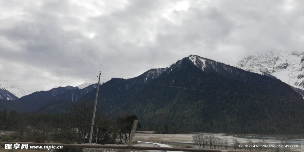 雪山山峰风光