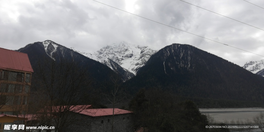 雪山房屋建筑风景