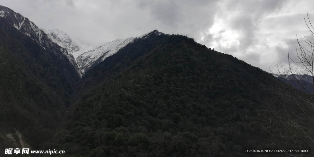 乌云雪山风景