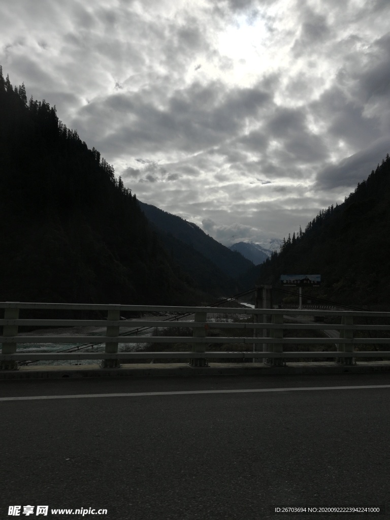 天空乌云大山荒野