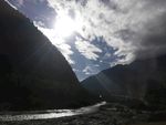 蓝天白云山谷日落风光