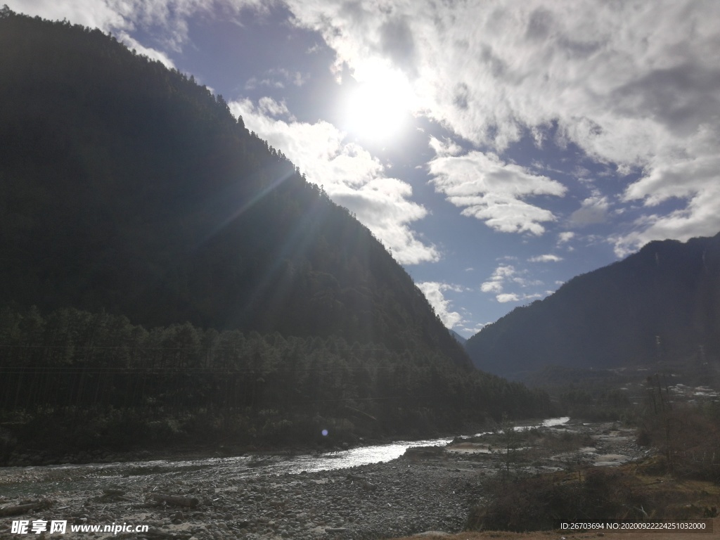 高山山谷小溪风景