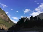 蓝天白云高山树木风光