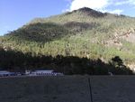 高山绿树山村房屋建筑风景