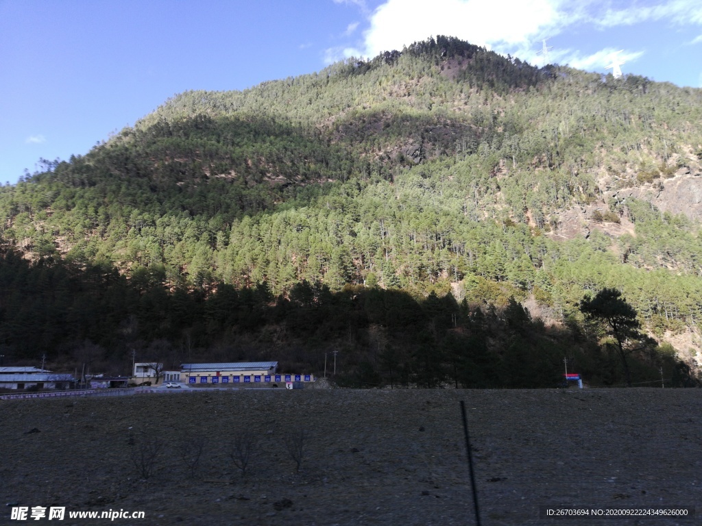 高山绿树山村房屋建筑风景