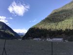 蓝天白云大山山谷村庄风景