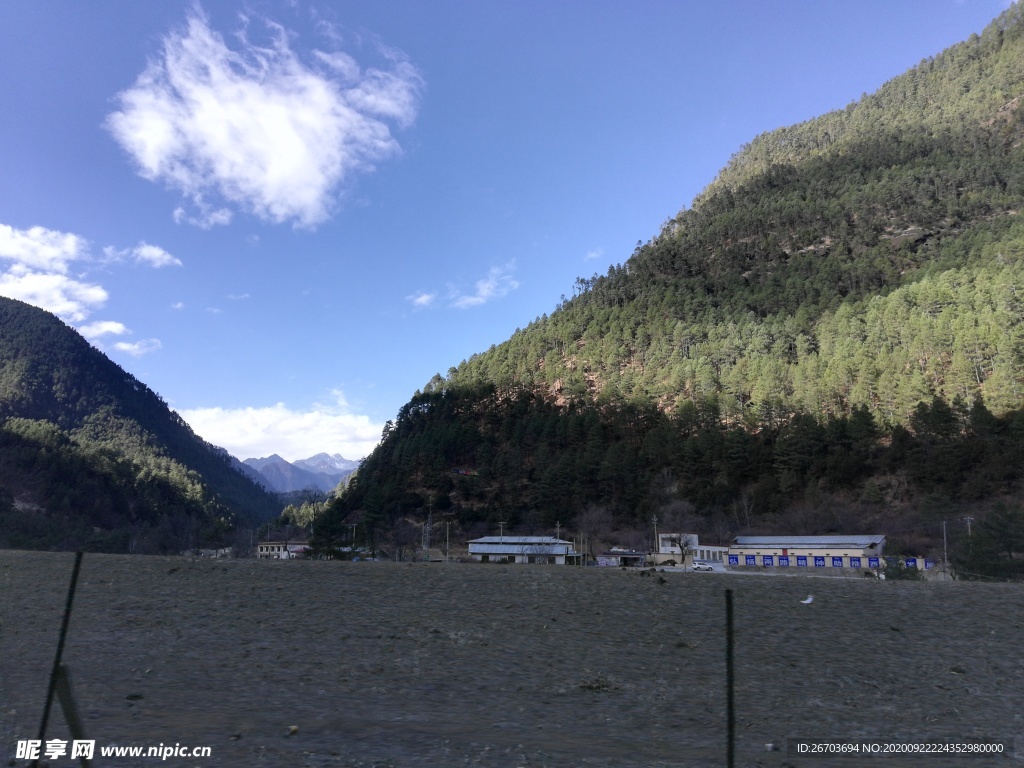 蓝天白云大山山谷村庄风景