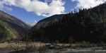 蓝天白云大山树木山谷风景