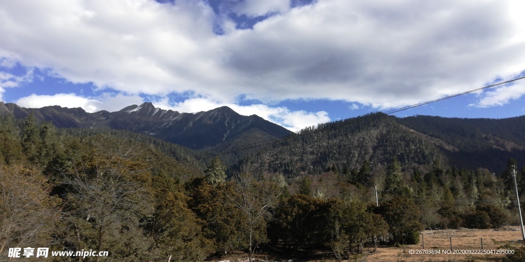 蓝天白云高山树林风光