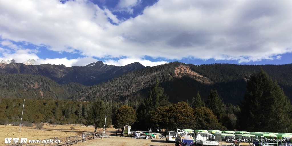 蓝天白云大山森林风景