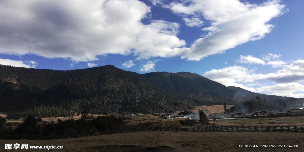 蓝天白云大山山村风景