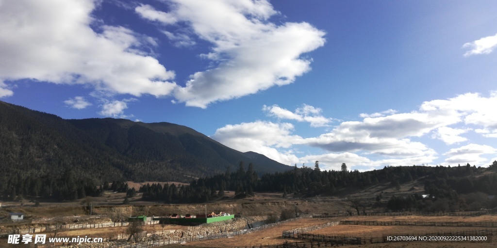 蓝天白云大山乡村田野风景