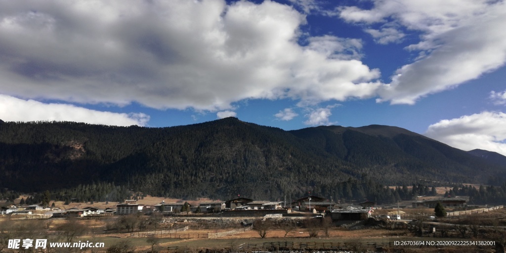 蓝天白云大山村庄风景