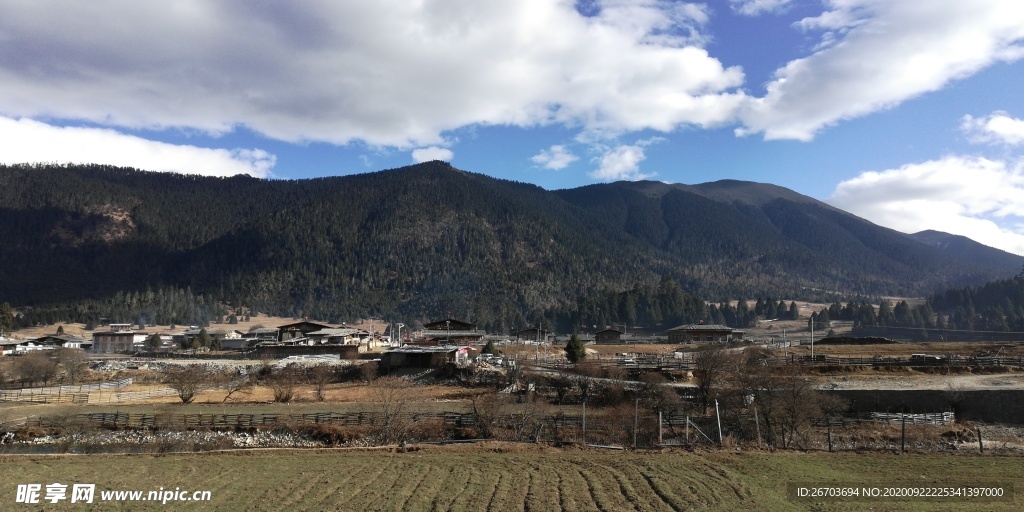 蓝天白云山村田野风景