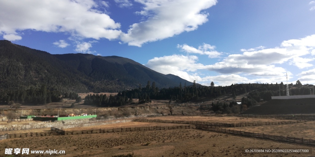 蓝天白云大山田园风景