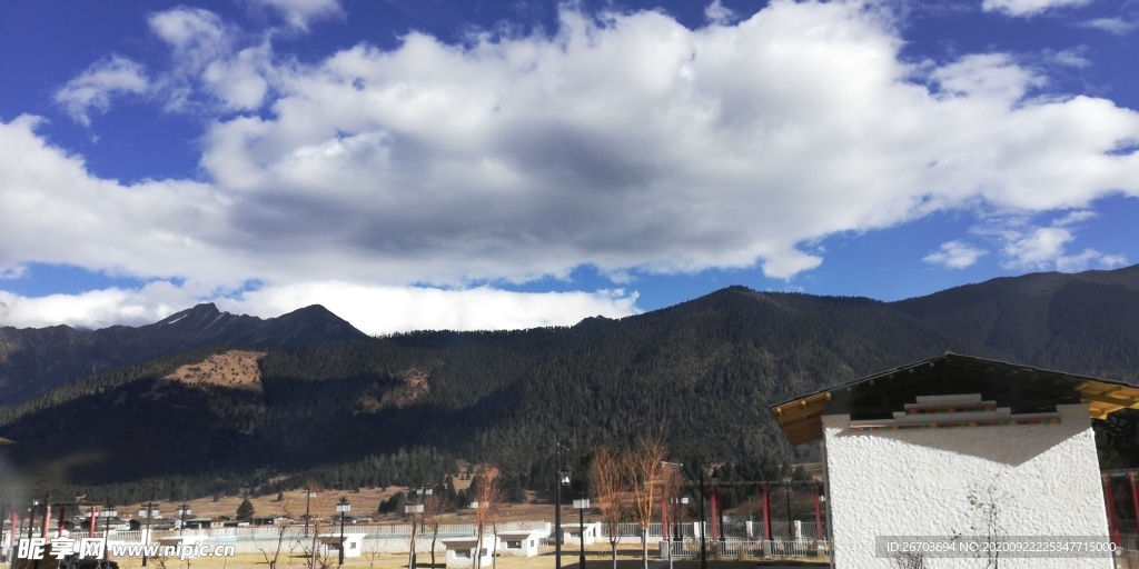 蓝天白云大山乡村风景