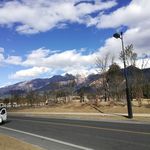 蓝天白云大山公路风景
