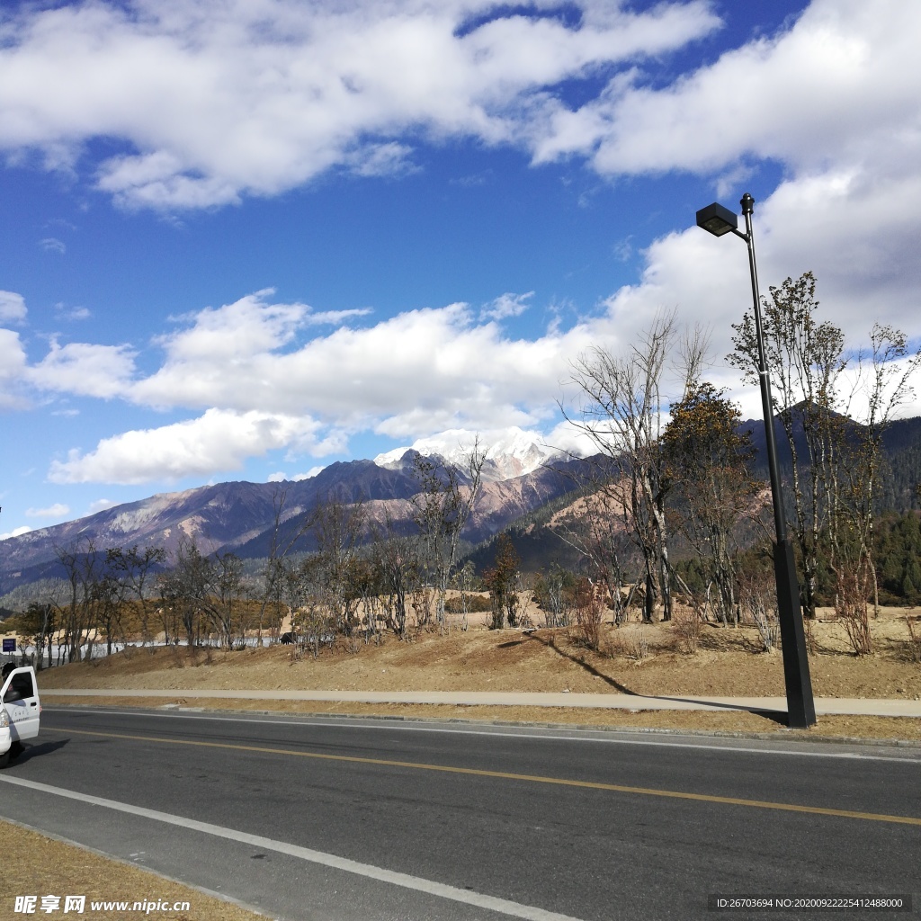 蓝天白云大山公路风景