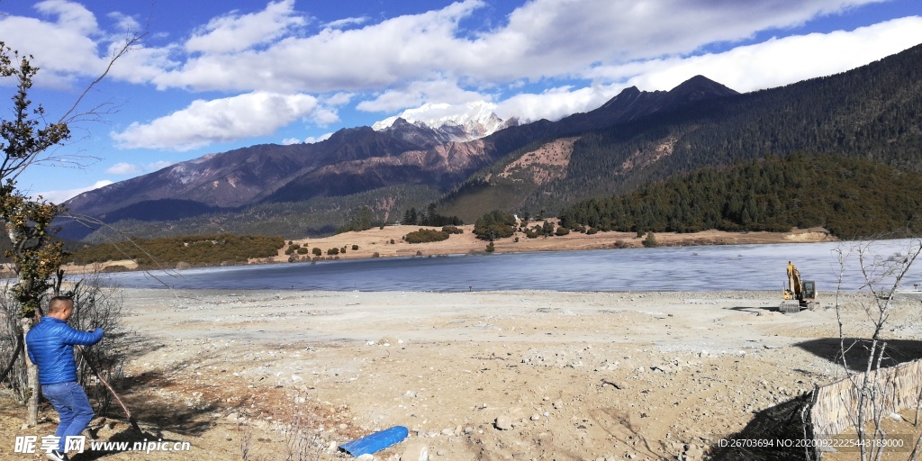 蓝天白云高山河谷风景