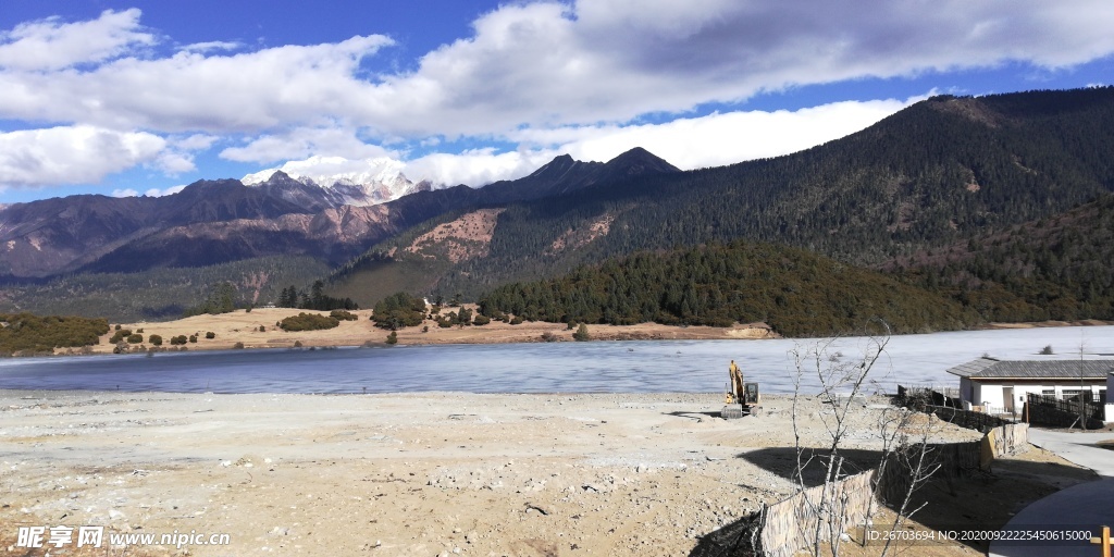 蓝天白云高山河谷乡村小屋风景