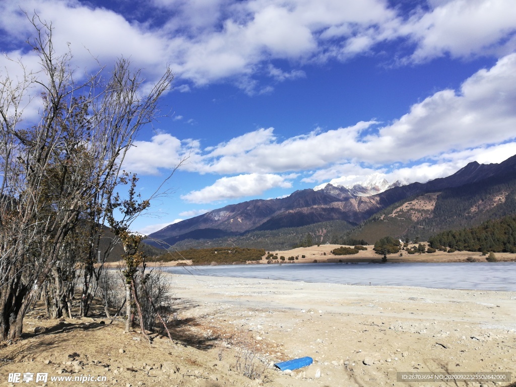 蓝天白云高山河谷树木风景