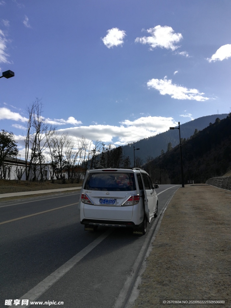 蓝天白云高山公路