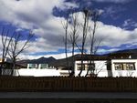 蓝天白云大山乡村房屋建筑风景