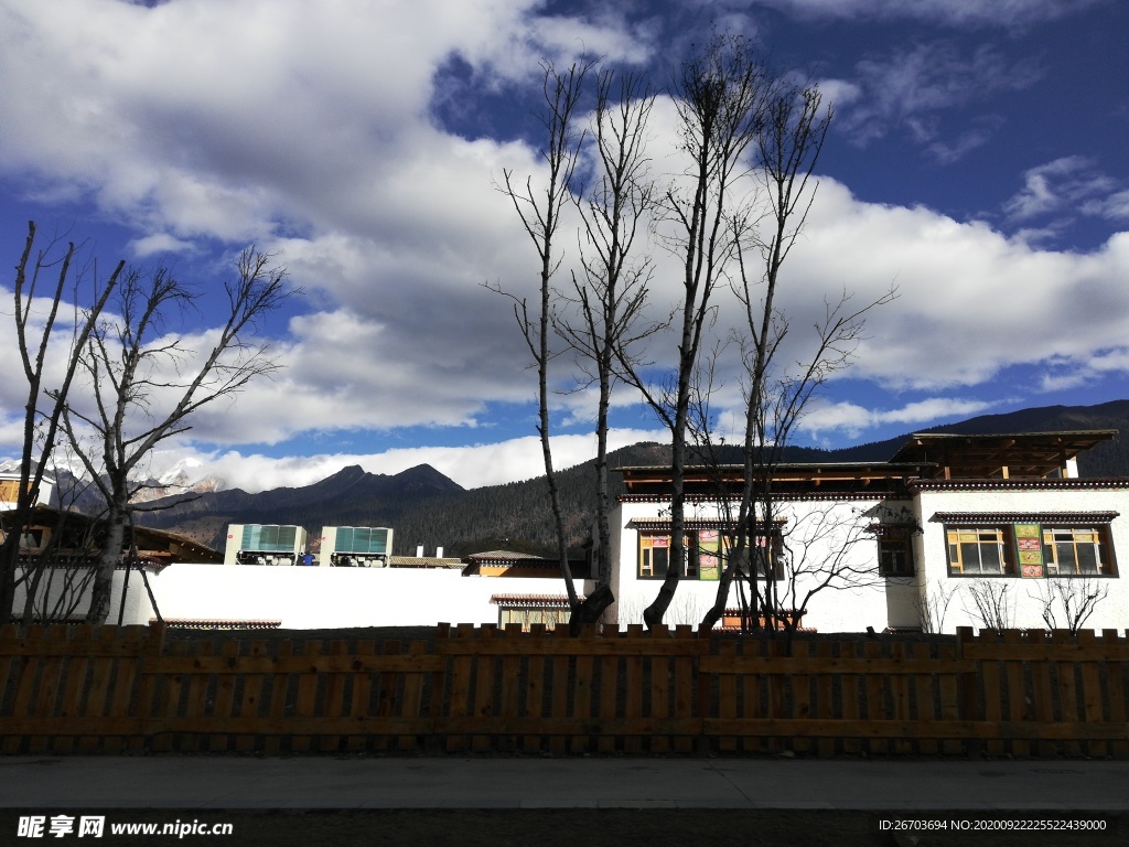 蓝天白云大山乡村房屋建筑风景