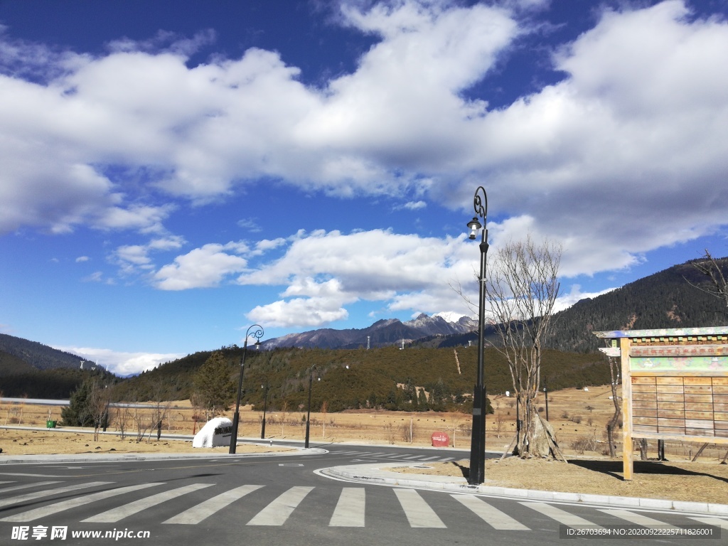 蓝天白云高山公路风景