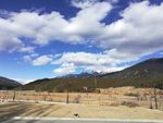 蓝天白云高山荒地风景