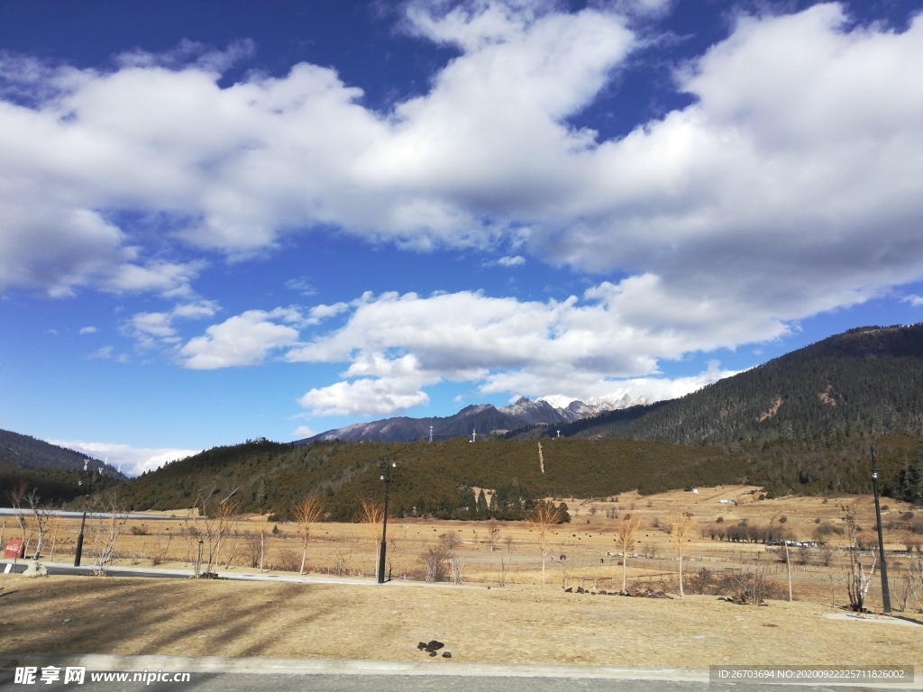 蓝天白云高山荒地风景