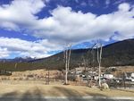 蓝天白云高山山村风景