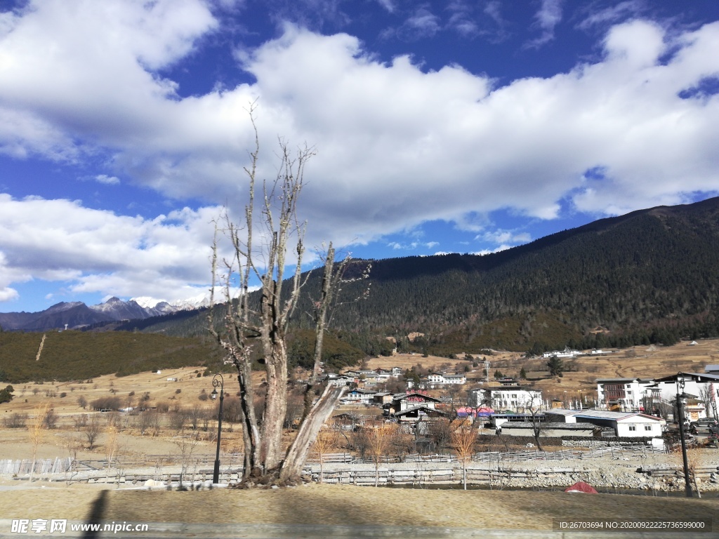 蓝天白云大山乡村建筑图片