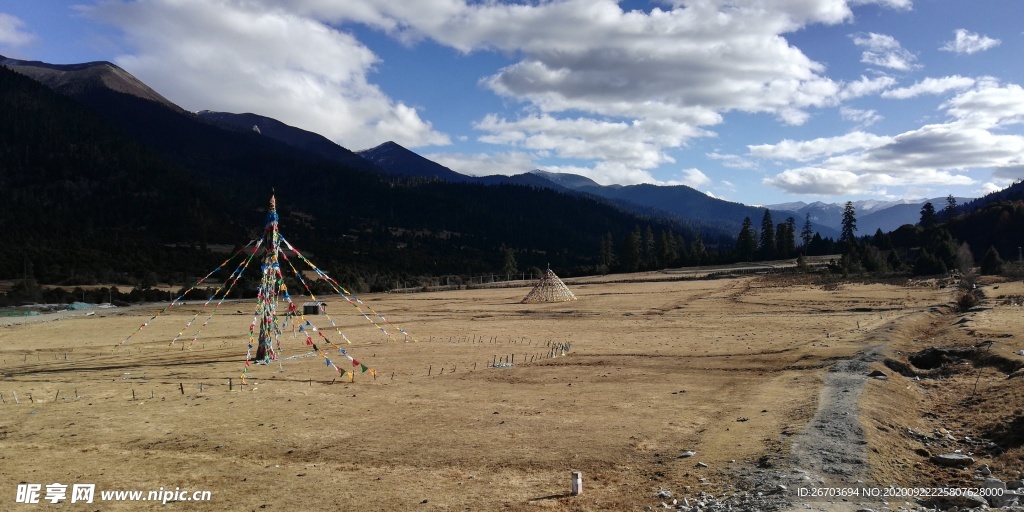 蓝天白云大山牧场草地风景