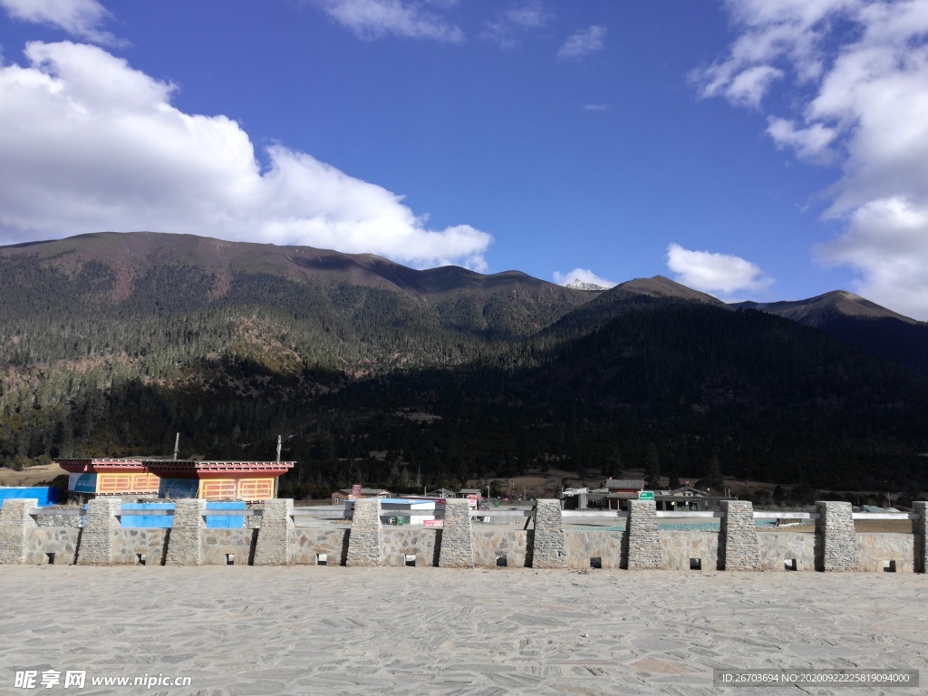 蓝天白云大山乡村广场风景