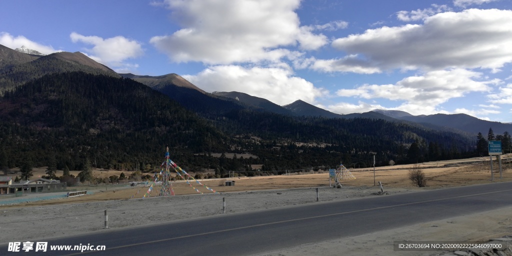 蓝天白云高原大山公路风景