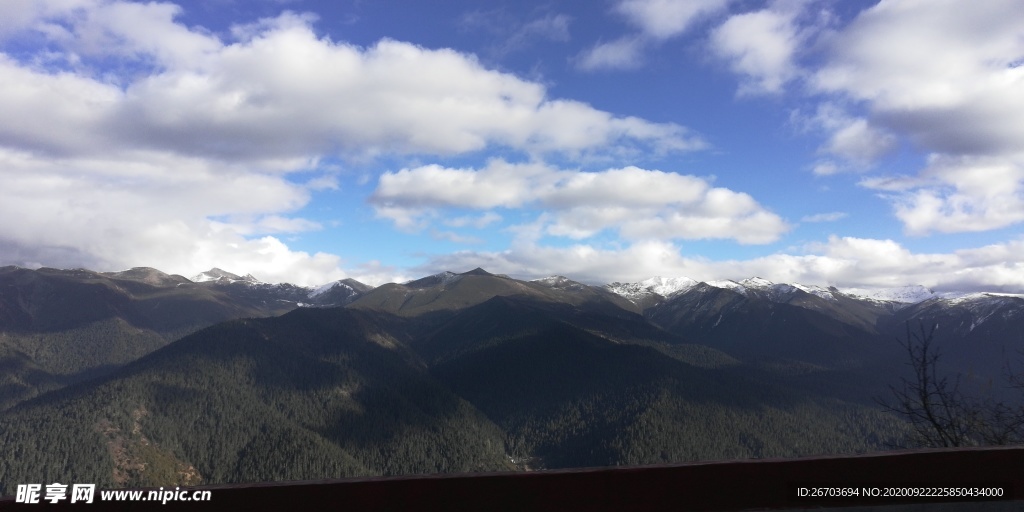 连绵大山山峦风光